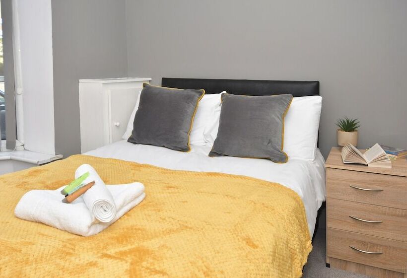 بنسيون Townhouse @ 115 Walthall Street Crewe