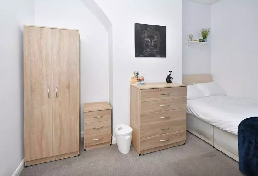 Majatalo Townhouse @ 115 Walthall Street Crewe