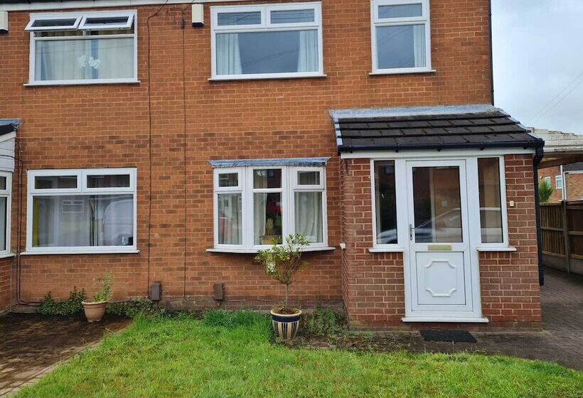 레지던스 Immaculate 3 Bed House With Free Parking In Bolton