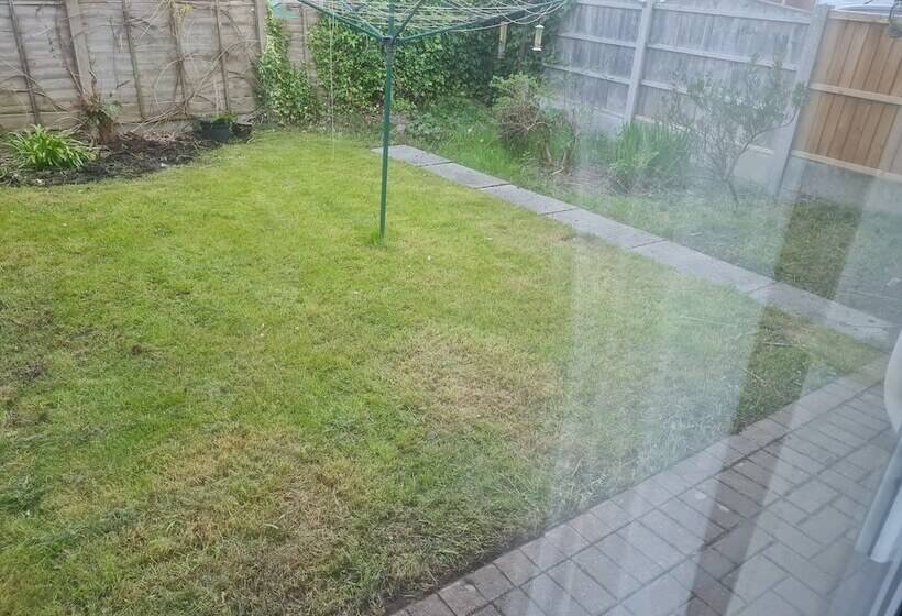 레지던스 Immaculate 3 Bed House With Free Parking In Bolton