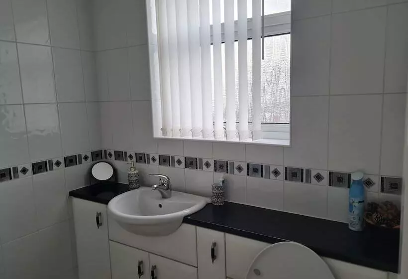 Residenssi Immaculate 3 Bed House With Free Parking In Bolton
