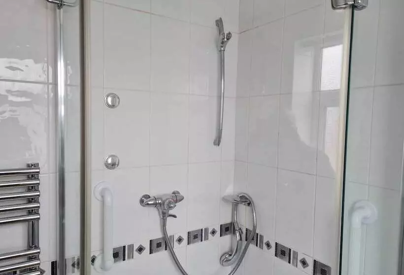 Residenssi Immaculate 3 Bed House With Free Parking In Bolton