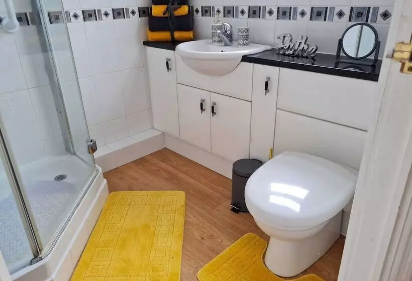 Residenssi Immaculate 3 Bed House With Free Parking In Bolton