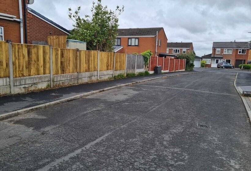 레지던스 Immaculate 3 Bed House With Free Parking In Bolton