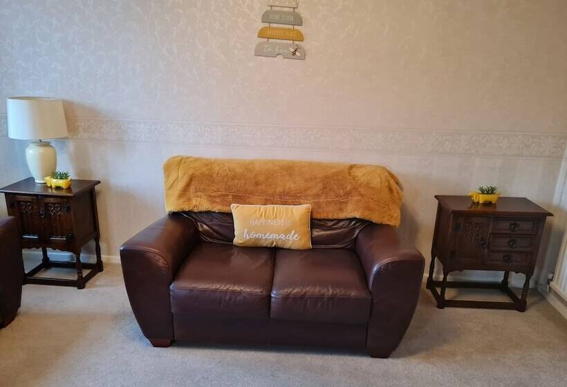레지던스 Immaculate 3 Bed House With Free Parking In Bolton