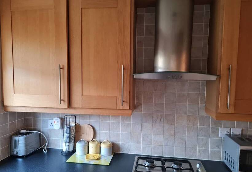 레지던스 Immaculate 3 Bed House With Free Parking In Bolton
