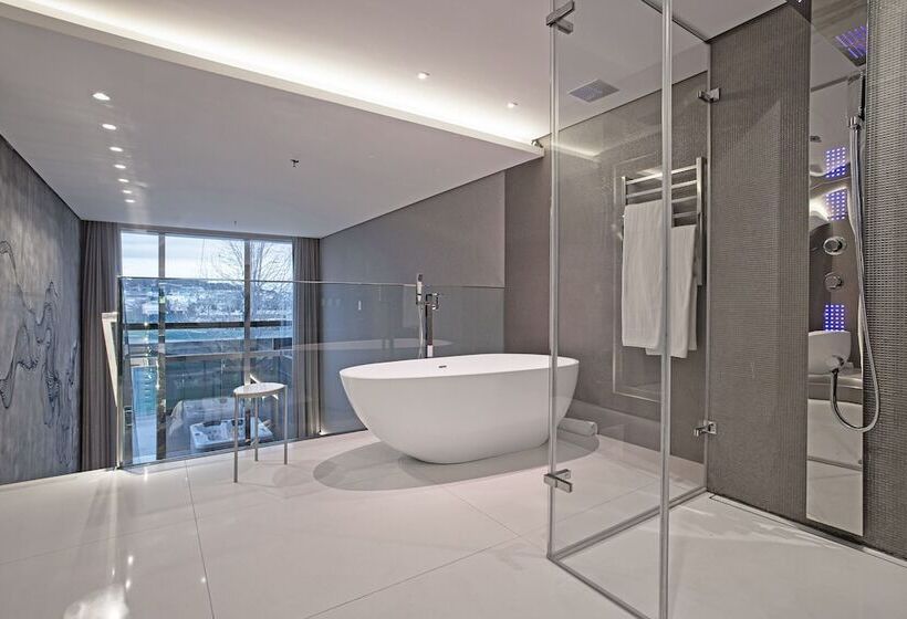 Suryaa Hotel Pinhais, Curio Collection By Hilton