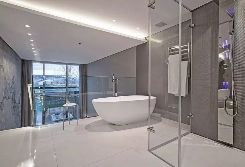 Suryaa Hotel Pinhais, Curio Collection By Hilton