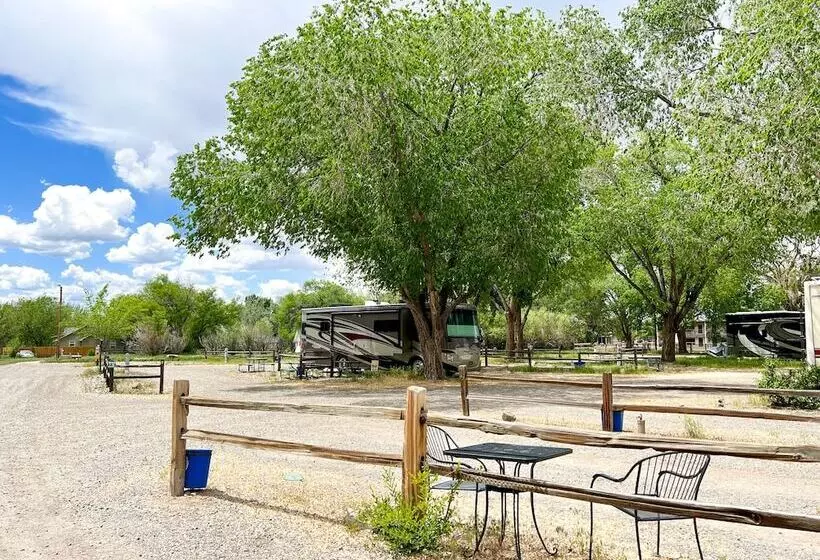 Hotelli Cedar Creek Lodging & Rv Park