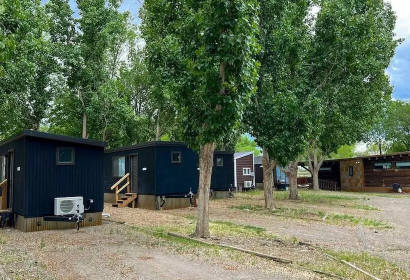 Hotelli Cedar Creek Lodging & Rv Park