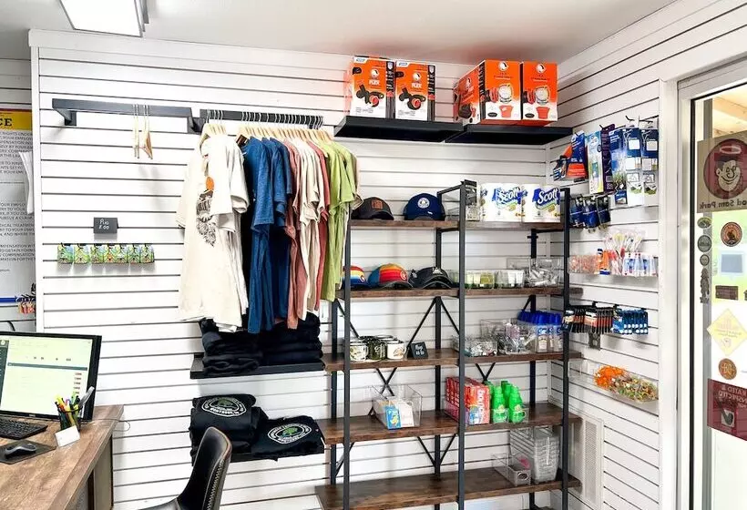 Hotelli Cedar Creek Lodging & Rv Park