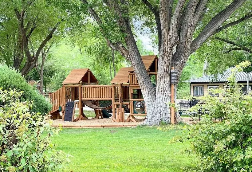 Hotelli Cedar Creek Lodging & Rv Park