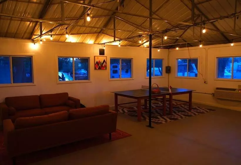 Hotelli Cedar Creek Lodging & Rv Park