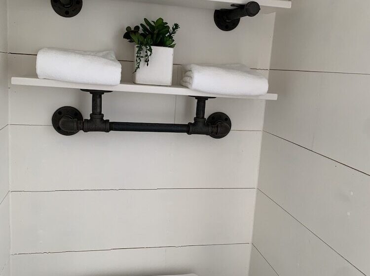 هتل Cedar Creek Lodging & Rv Park