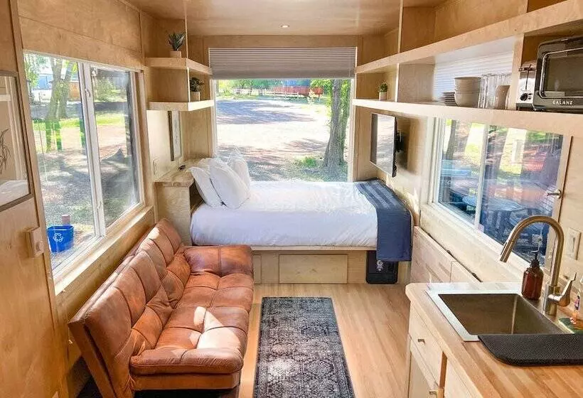 Hotelli Cedar Creek Lodging & Rv Park