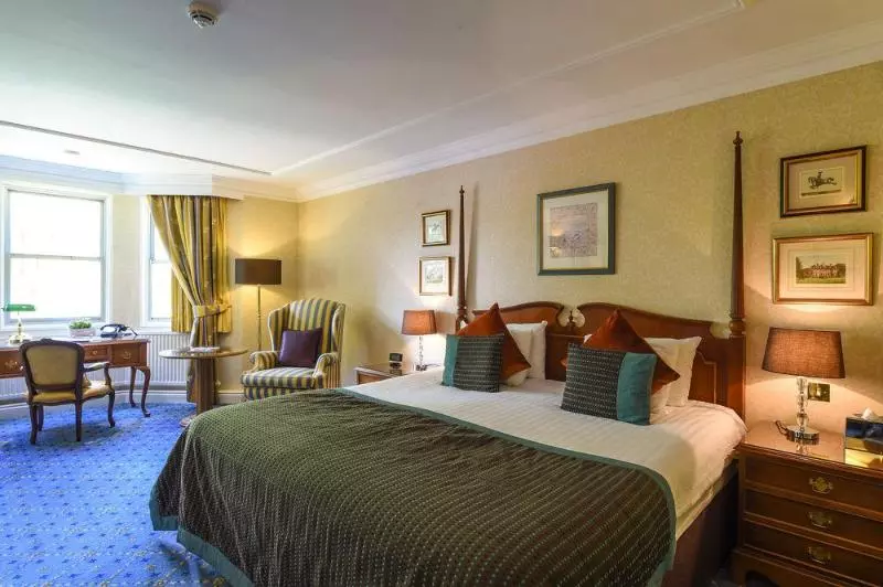 Hotelli Oakley Court