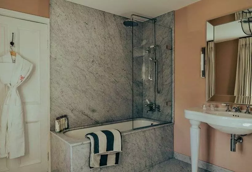 Hotelli Oakley Court