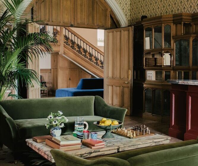 فندق Oakley Court