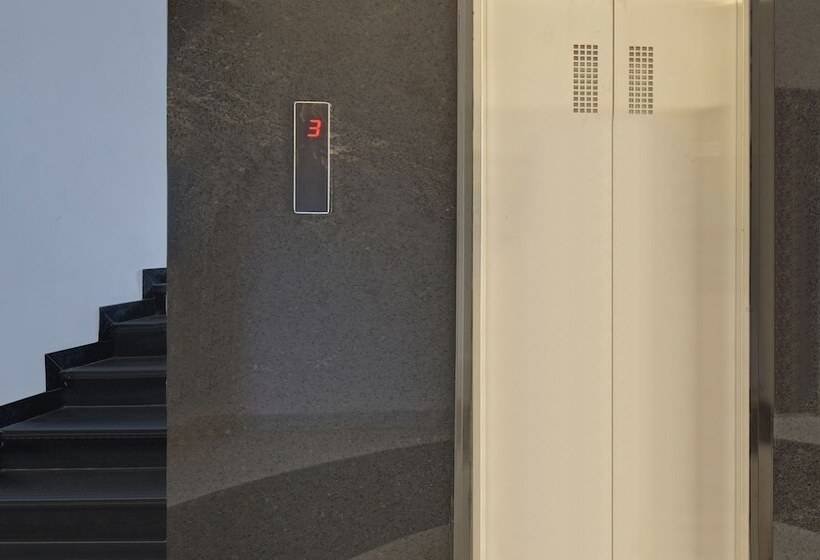 هتل Treebo Varsha Palace