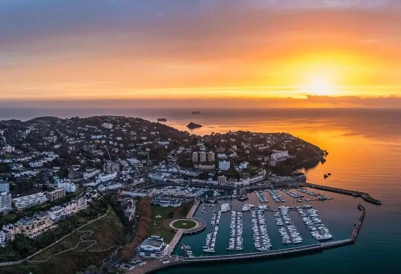 Lovely Period Cottage Sleeps 4 Resting In Torquay