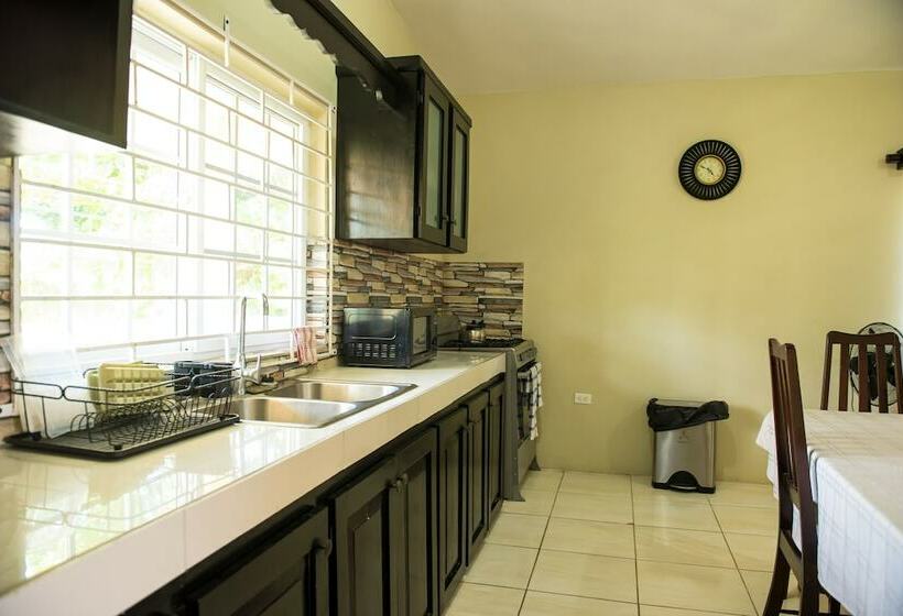 پانسیون Hunny Bay Resort