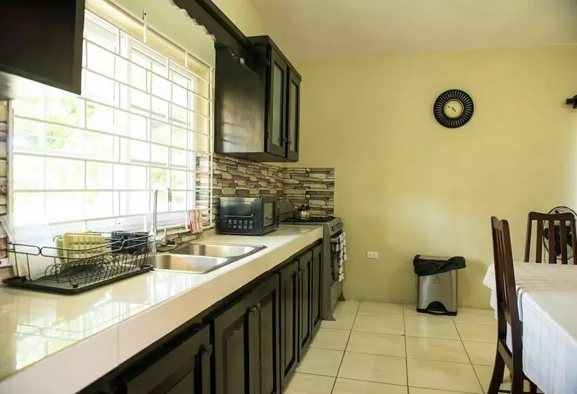 پانسیون Hunny Bay Resort