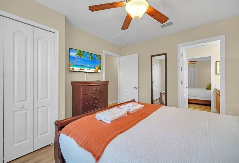 Perfect For Families! Comfortable Villa With Private Pool Area, Close To Parks And Shopping!