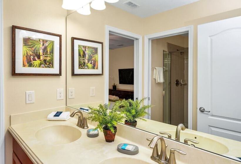 Perfect For Families! Comfortable Villa With Private Pool Area, Close To Parks And Shopping!