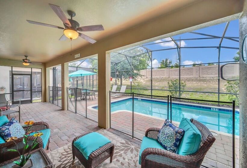 Perfect For Families! Comfortable Villa With Private Pool Area, Close To Parks And Shopping!