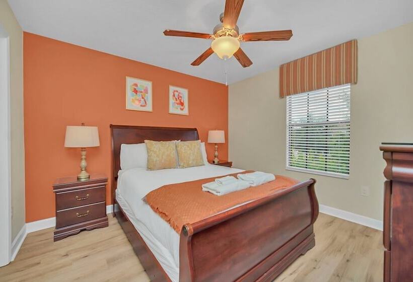 Perfect For Families! Comfortable Villa With Private Pool Area, Close To Parks And Shopping!