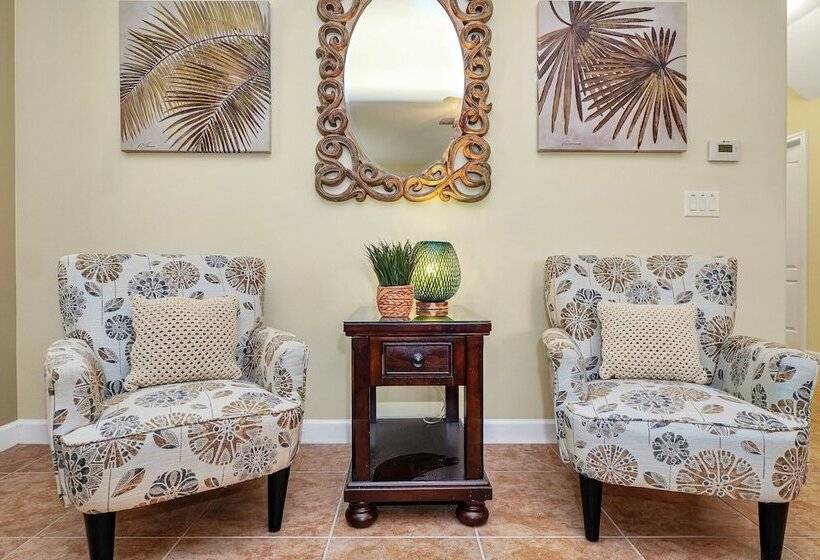 Perfect For Families! Comfortable Villa With Private Pool Area, Close To Parks And Shopping!