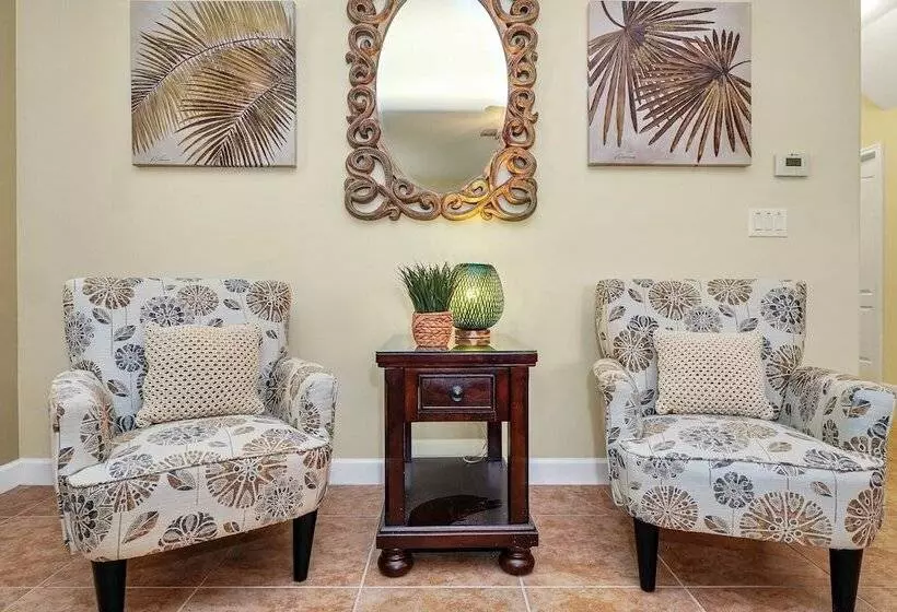Perfect For Families! Comfortable Villa With Private Pool Area, Close To Parks And Shopping!