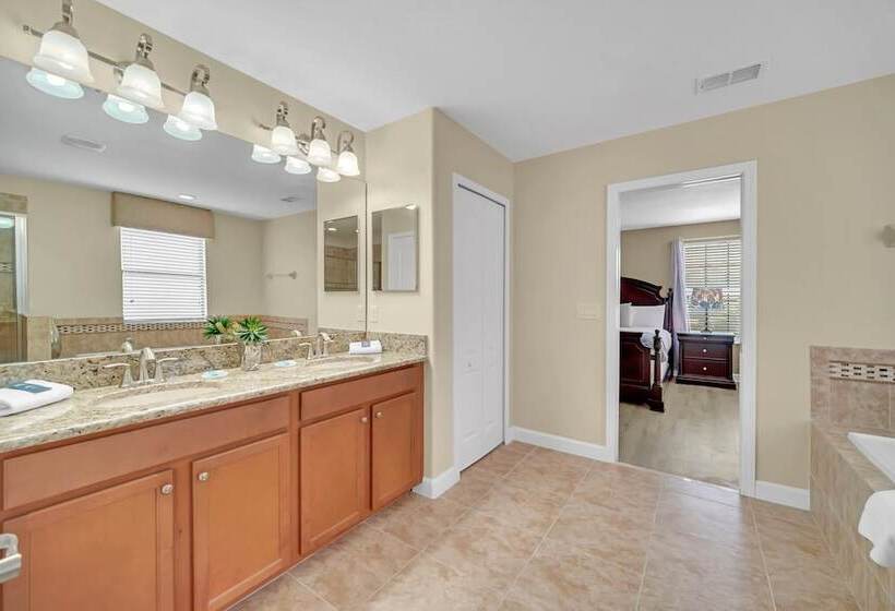 Perfect For Families! Comfortable Villa With Private Pool Area, Close To Parks And Shopping!