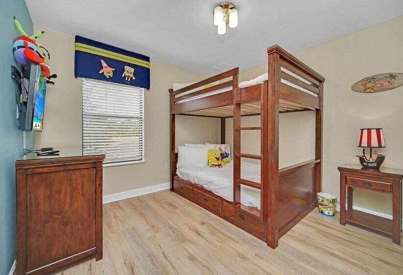 Perfect For Families! Comfortable Villa With Private Pool Area, Close To Parks And Shopping!