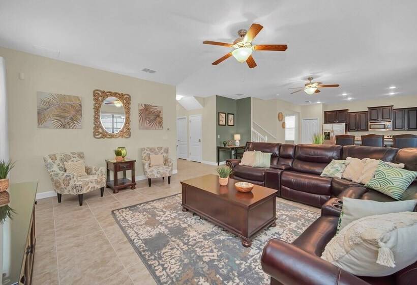 Perfect For Families! Comfortable Villa With Private Pool Area, Close To Parks And Shopping!