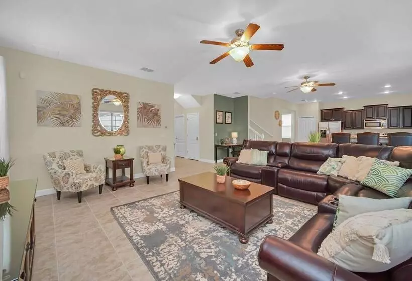 Perfect For Families! Comfortable Villa With Private Pool Area, Close To Parks And Shopping!