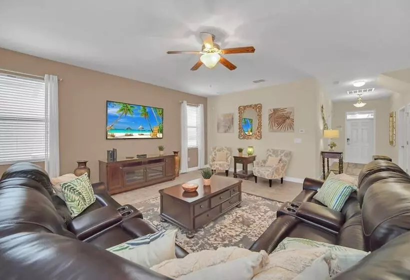 Perfect For Families! Comfortable Villa With Private Pool Area, Close To Parks And Shopping!