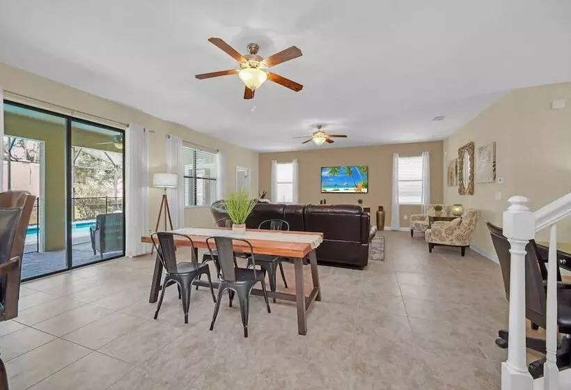 Perfect For Families! Comfortable Villa With Private Pool Area, Close To Parks And Shopping!