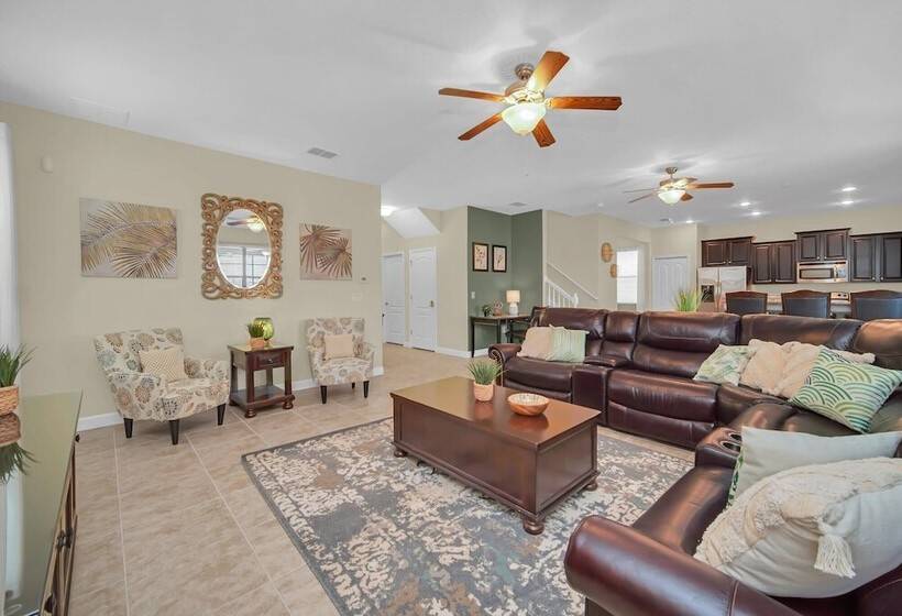 Perfect For Families! Comfortable Villa With Private Pool Area, Close To Parks And Shopping!