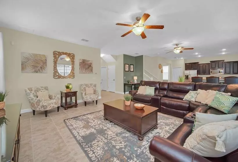 Perfect For Families! Comfortable Villa With Private Pool Area, Close To Parks And Shopping!