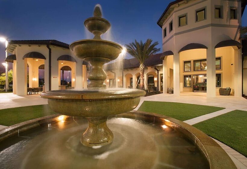 Perfect For Families! Comfortable Villa With Private Pool Area, Close To Parks And Shopping!