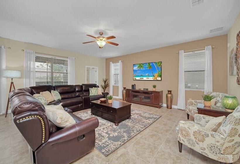 Perfect For Families! Comfortable Villa With Private Pool Area, Close To Parks And Shopping!