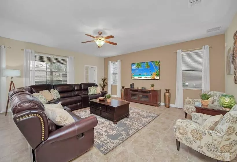Perfect For Families! Comfortable Villa With Private Pool Area, Close To Parks And Shopping!