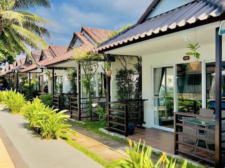 בית מלון כפרי Sea Breeze Resort