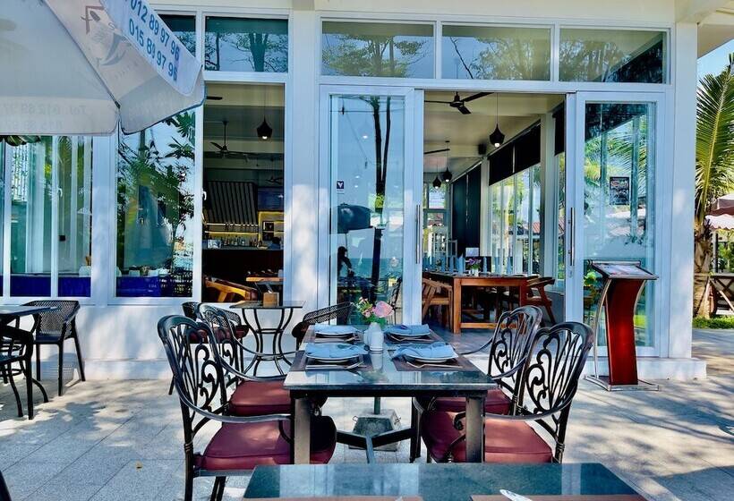 בית מלון כפרי Sea Breeze Resort