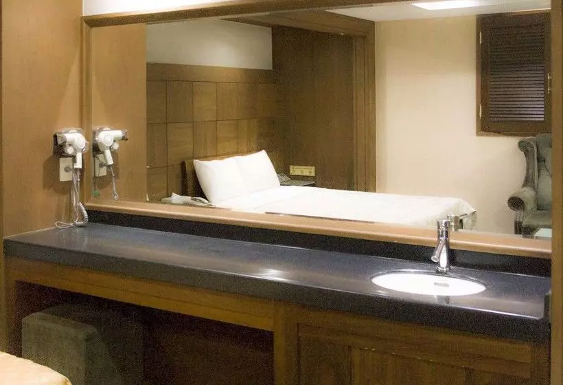 Отель Themepark Tourist