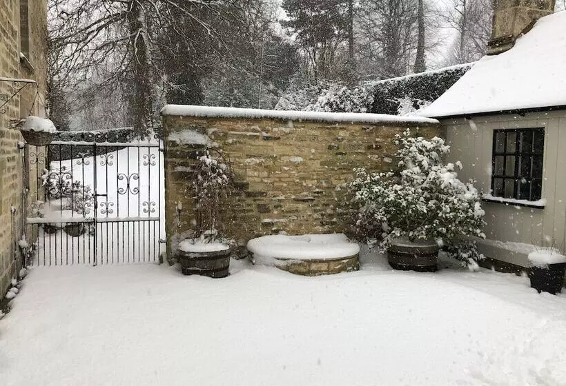 Courtyard Cottage   Adults Only