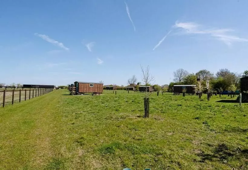 Honeysuckle Farm Hut 6   Suffolk Farm Holidays