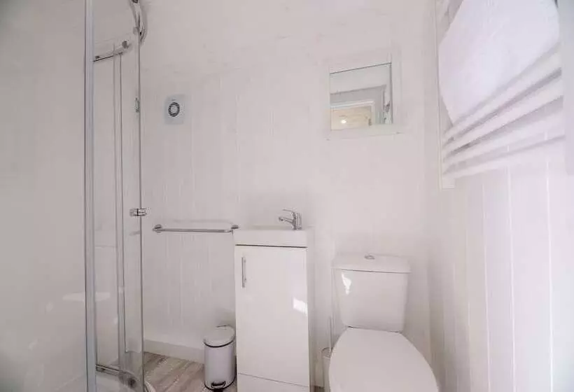 Honeysuckle Farm Hut 6   Suffolk Farm Holidays