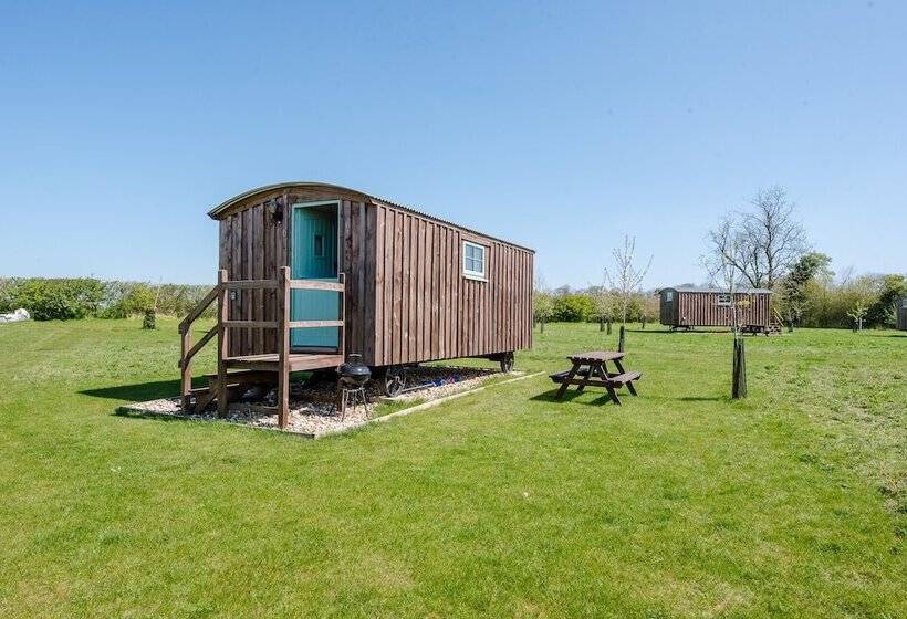 Honeysuckle Farm Hut 6   Suffolk Farm Holidays